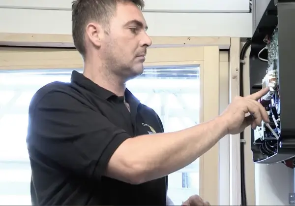 Servicmitarbeiter der Connect Solar GmbH bei der Inbetriebnahme einer Photovoltaikanlage beim Kunden