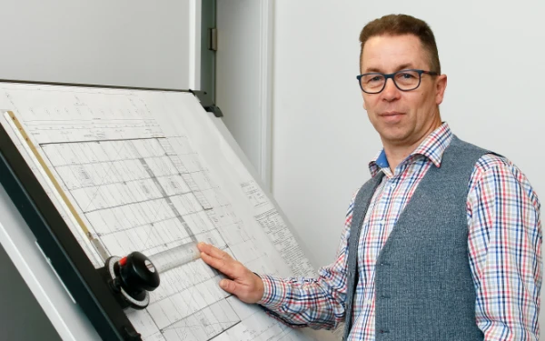 Mitarbeiter Thomas Kleinsorge von Connect Solar am Zeichenbrett plant eine Photovoltaikanlage für einen Kunden